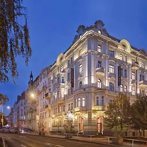 Mamaison Riverside Otel